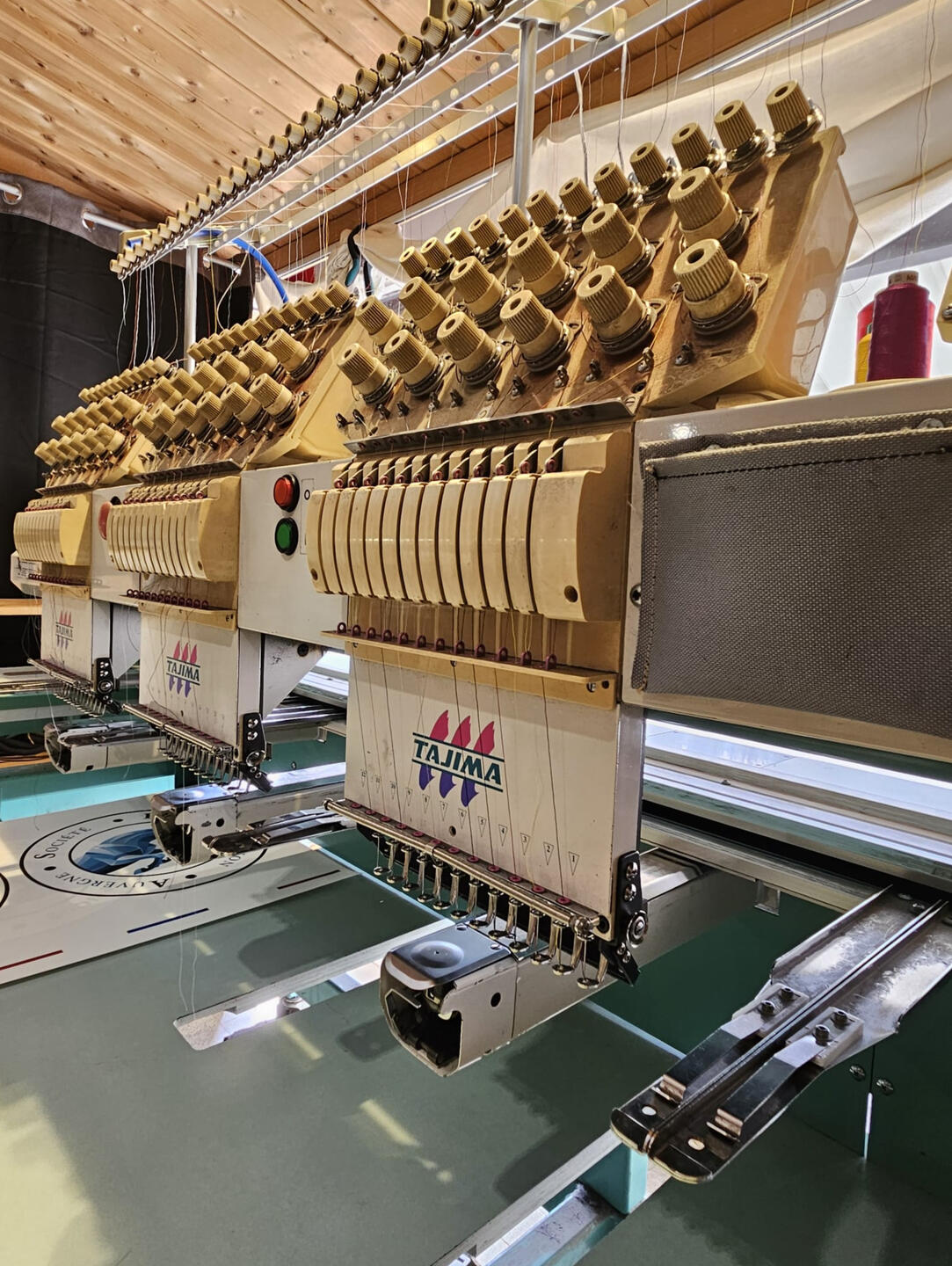 Tête de broderie Tajima multi-aiguilles en action sur tissu